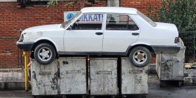 Çöpe atılan aracın sahibi: Arabamı hor gürdüler, lüks olsa yapabilirler miydi?