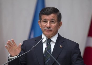 Davutoğlu: Barınma sorununa çare üniversiteleri kapatmak olamaz