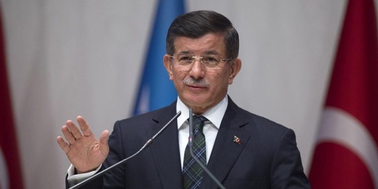 Davutoğlu: Barınma sorununa çare üniversiteleri kapatmak olamaz