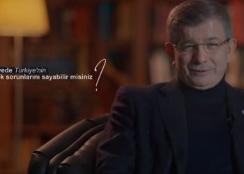 Davutoğlu gençlerin sorularını cevapladı: Bütün eksiklikleri giderecek olan sizlersiniz
