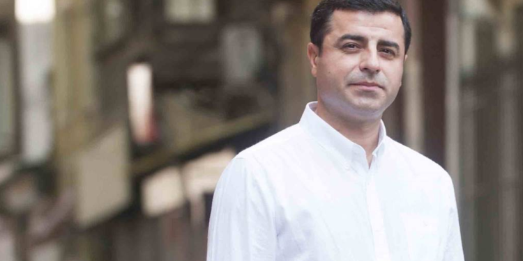 Demirtaş: Kaç siyasetçi gecelerini çadırlarda yurttaşlarla geçirdi?