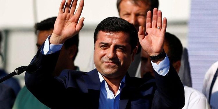 Demirtaş, ittifaklara çağrıda bulundu: 'Yan yana yürüyün, birleştirin ve yeniden inşa edelim yıkılan bu ülkeyi'