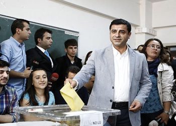 Demirtaş yazdı: Bu seçimden bir devrimsel değişim çıkarma olasılığı var mı?
