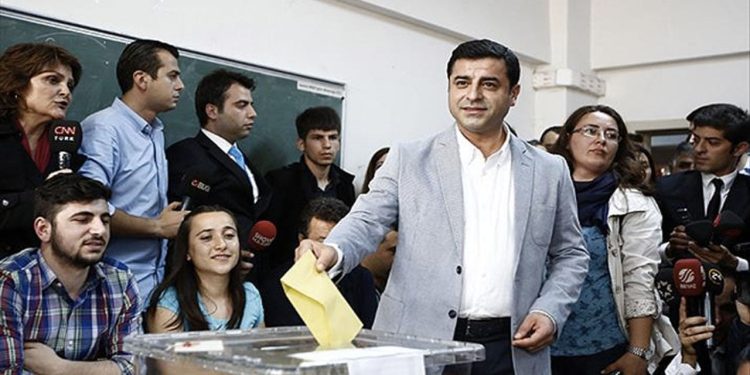 Demirtaş yazdı: Bu seçimden bir devrimsel değişim çıkarma olasılığı var mı?