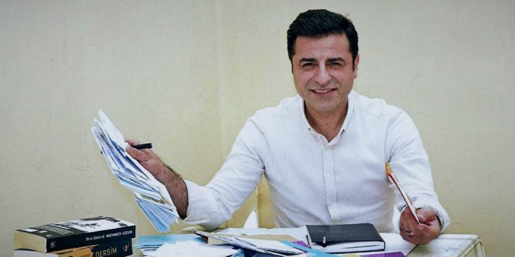 Demirtaş yedi dilde teşekkür etti: 'Bir gece ansızın gelebiliriz' dedikleri bir sabah ansızın yardıma geldiler