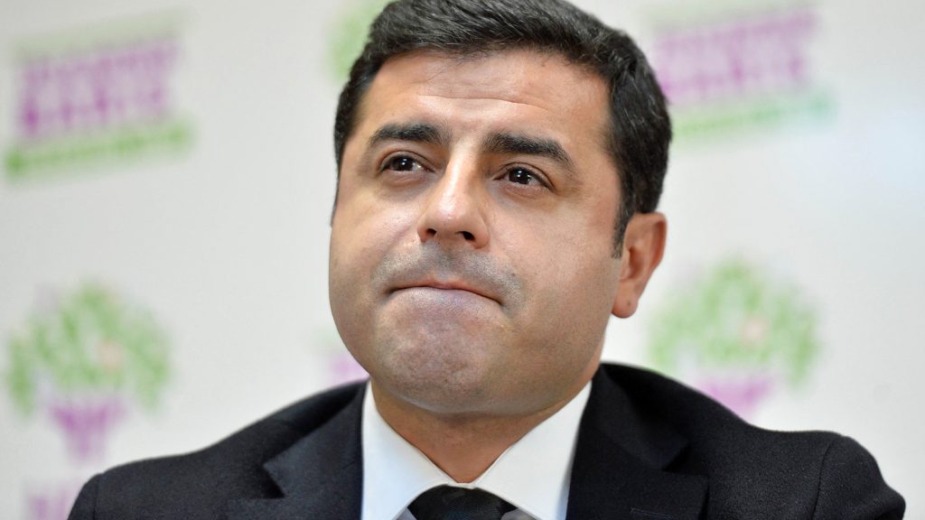 Demirtaş’tan depremde yakınlarını kaybeden mahpuslar için çağrı