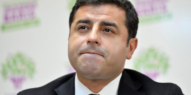 Demirtaş’tan depremde yakınlarını kaybeden mahpuslar için çağrı