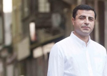 Demirtaş'tan gençlere mektup: Lütfen cevabını seçim günü zarfa koy ve sandığa at, ben anlarım