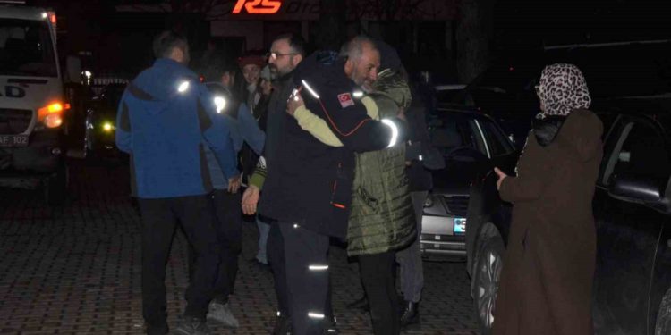 Deprem bölgelerinde çalışan görevliler: “Akılımıza ne açlık, ne de uykusuzluk geldi”