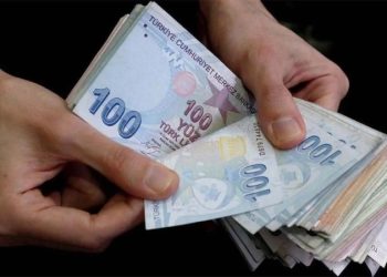 Hazine ve Maliye Bakanlığı, deprem bölgelerindeki kamu kurumlarında görevli memur ve işçilere maaş ödemelerinin 15 Şubat'tan önce yapılacağını duyurdu.