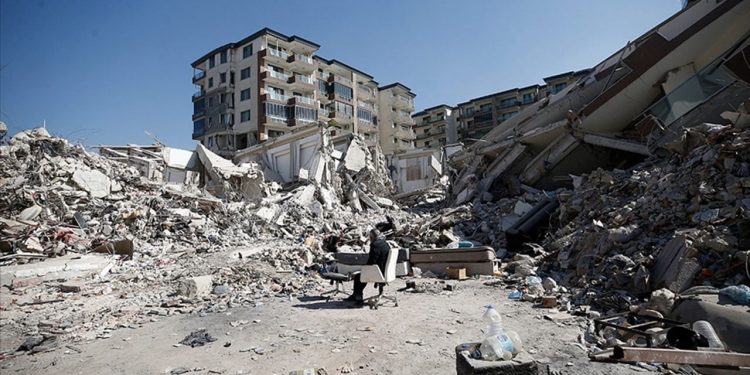 Deprem bölgesinde artçı sarsıntılar sürüyor