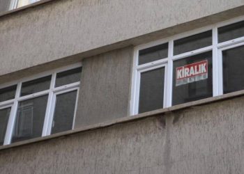 Sosyal medyadaki bir paylaşımda bir ev sahibi, hasarlı evde oturan kiracısından ücret talep etti. Ev sahibi, kiracısının itirazına rağmen içeride eşyanın bulunduğunu gerekçe göstererek, kirasını istedi. Avukat Yankı Büyüksezer, deprem bölgesinde ev sahipleriyle kiracılar arasında yaşanması muhtemel sorunlara dair soruları cevapladı.