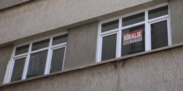 Sosyal medyadaki bir paylaşımda bir ev sahibi, hasarlı evde oturan kiracısından ücret talep etti. Ev sahibi, kiracısının itirazına rağmen içeride eşyanın bulunduğunu gerekçe göstererek, kirasını istedi. Avukat Yankı Büyüksezer, deprem bölgesinde ev sahipleriyle kiracılar arasında yaşanması muhtemel sorunlara dair soruları cevapladı.