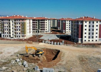 Deprem bölgesinde çadır ve konteyner sorunu devam ederken jet hızıyla inşaat başladı