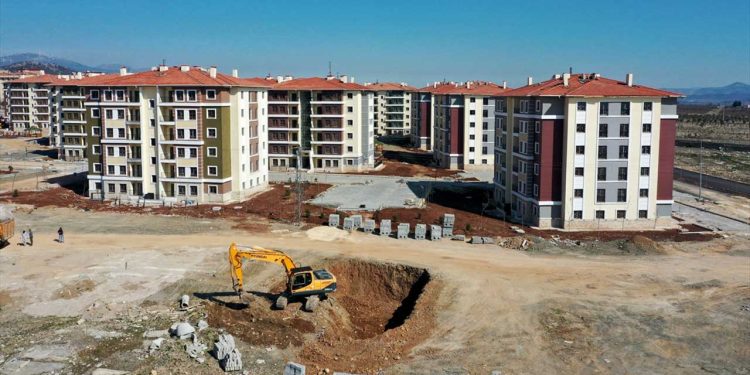 Deprem bölgesinde çadır ve konteyner sorunu devam ederken jet hızıyla inşaat başladı