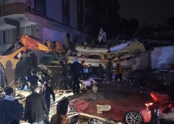 Deprem bölgesinde telefon, internet çöktü