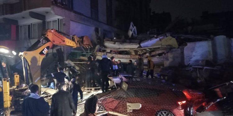 Deprem bölgesinde telefon, internet çöktü