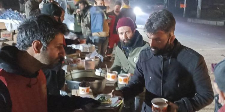 Deprem bölgesinde yardım dağıtan 10 TKP görevlisine gözaltı: Devleti aciz gösteriyorsunuz!