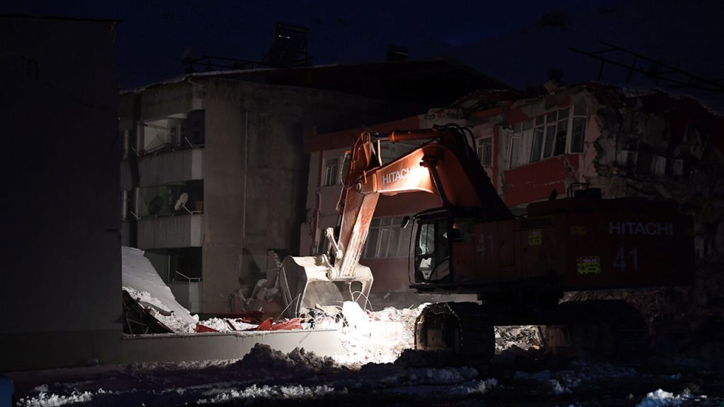 Deprem bölgesindeki aydınlatmalar onarılmaya başlandı