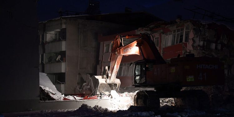 Deprem bölgesindeki aydınlatmalar onarılmaya başlandı