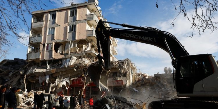 Deprem bölgesindeki çok sayıda yabancı ülke vatandaşından haber alınamıyor