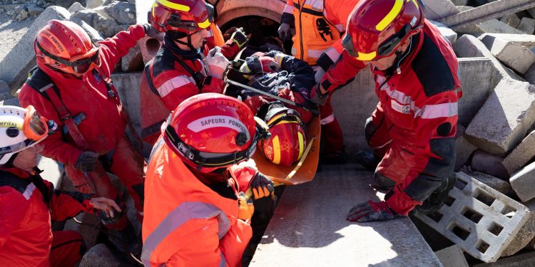 Deprem bölgesine onlarca ülkeden destek geliyor