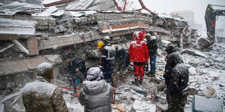 Deprem felaketinde AKP’li isimlerden iktidar propagandası
