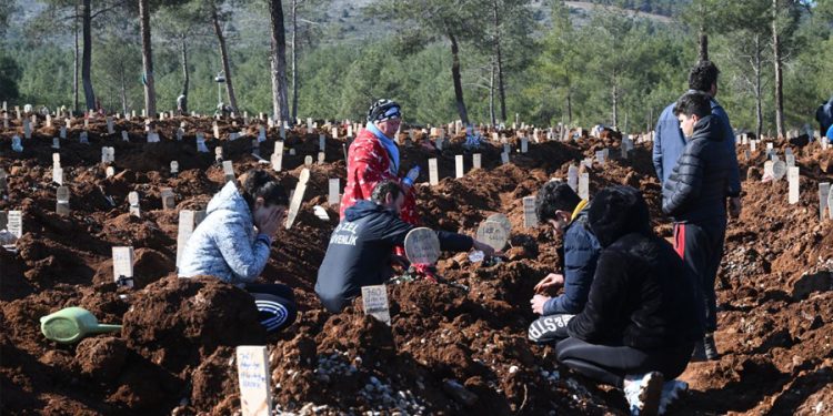 Deprem felaketinin boyutu mezarlıklarda ortaya çıktı: Öğlene kadar 1000’den fazla kişi defnedildi