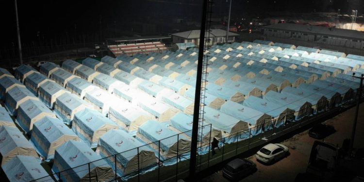 Deprem sonrasında çadır kentlerde enfeksiyon tehlikesi