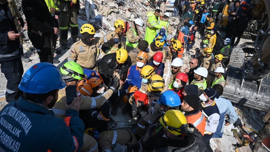 Depremde 8. gün: Yedi kişi 170 saattin ardından kurtarıldı