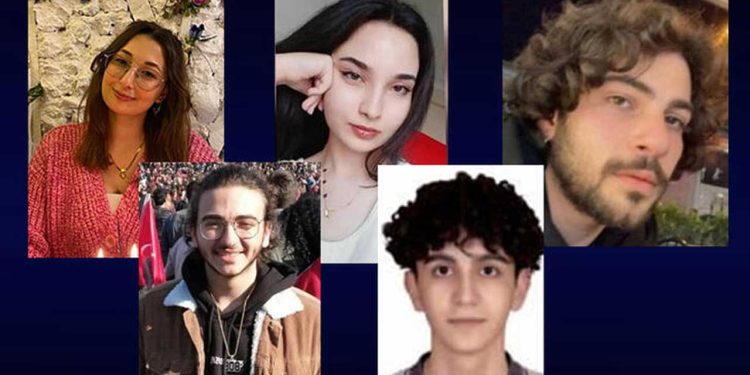 Depremde, Ege Üniversitesi'nden sekiz öğrenci öldü