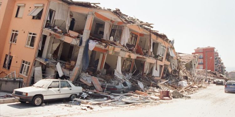 Depremde hayatını kaybedenlerin sayısı 3 bin 703’e yükseldi