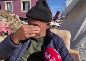 Kahramanmaraş’ın Türkoğlu ilçesi Şekeroba Köyü'nde yaşayan ve ailesini depremde kaybeden Servet Bolat, “Birini biz çıkarabildik ötekilerin hepsi gözümüzün önünde yandı. Altısını torbaya koydum, parçalarını kendi imkanlarımla gömdüm… İnekleri yemlediğim yem torbasına koydum, altısını da…” dedi.