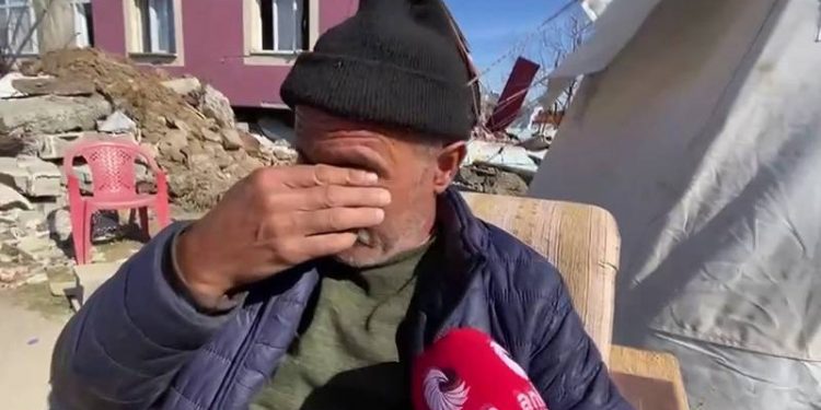 Kahramanmaraş’ın Türkoğlu ilçesi Şekeroba Köyü'nde yaşayan ve ailesini depremde kaybeden Servet Bolat, “Birini biz çıkarabildik ötekilerin hepsi gözümüzün önünde yandı. Altısını torbaya koydum, parçalarını kendi imkanlarımla gömdüm… İnekleri yemlediğim yem torbasına koydum, altısını da…” dedi.