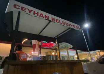 Depremde pahalı çorba satan işletme önünde CHP'nin ücretsiz çorba ikramı 22 gündür sürüyor