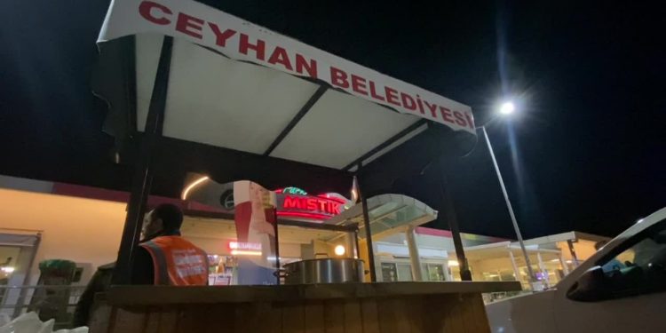 Depremde pahalı çorba satan işletme önünde CHP'nin ücretsiz çorba ikramı 22 gündür sürüyor