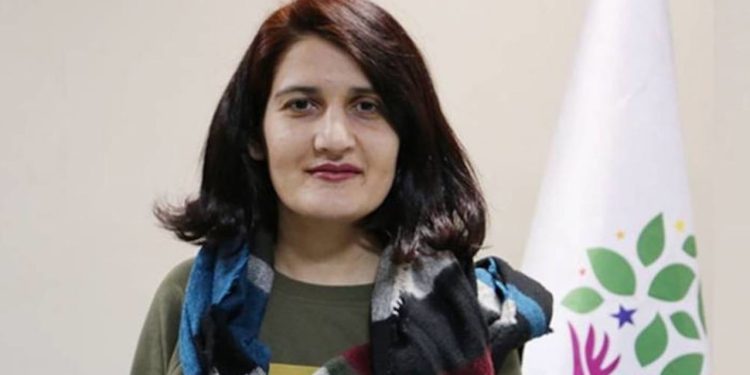 Depremde yakınları ölen Semra Güzel duruşmasına katılmadı