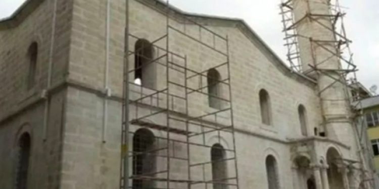 Depremde yıkılan 500 yıllık tarihi camiyi AKP aday adayı restore etmiş!