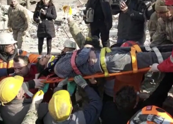 Depremden 132 saat sonra baba ve kızı kurtarıldı