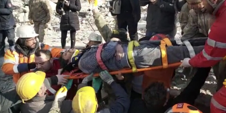 Depremden 132 saat sonra baba ve kızı kurtarıldı