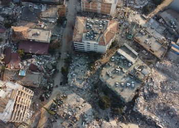 Depremin 175. saatinde bir anne ve iki çocuğu kurtarıldı