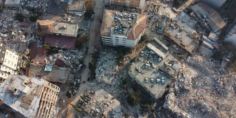 Depremin 175. saatinde bir anne ve iki çocuğu kurtarıldı