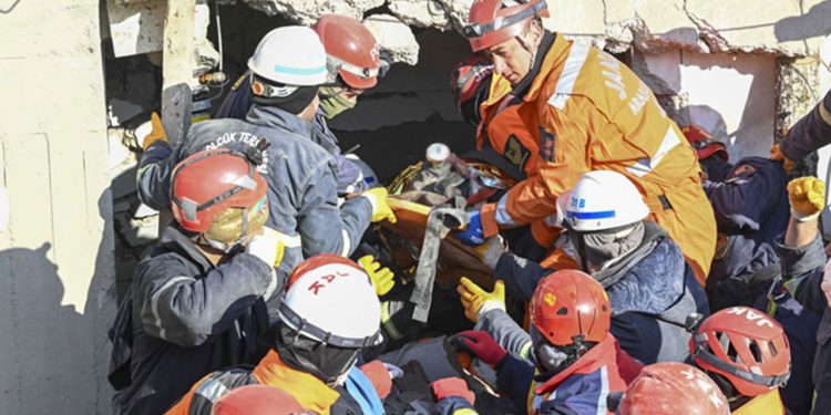 Depremin 201. saatinde 26 yaşındaki Elif Akgül enkazdan sağ çıkarıldı