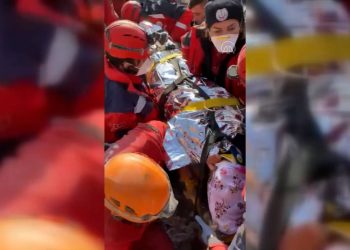 Depremin 222. saatinde gelen mucize: Melike İmamoğlu enkazdan sağ çıkarıldı