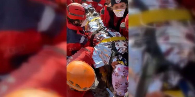 Depremin 222. saatinde gelen mucize: Melike İmamoğlu enkazdan sağ çıkarıldı