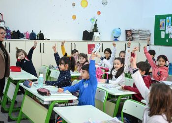 Depremin ardından 71 ilde ikinci dönemin ilk zili çaldı