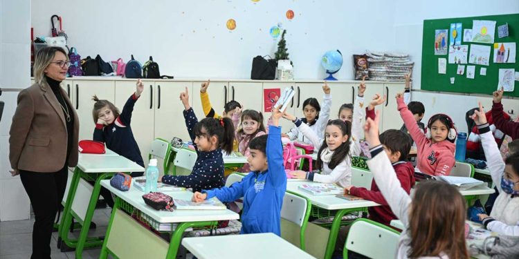 Depremin ardından 71 ilde ikinci dönemin ilk zili çaldı