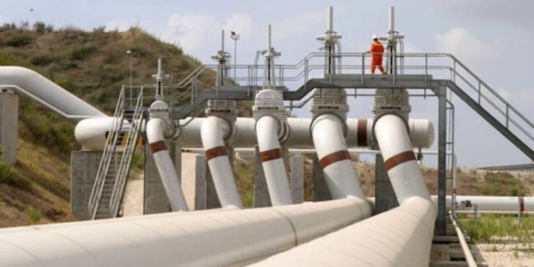 Herhangi bir sızıntı ya da basınç problemi yaşanmamasına karşın güvenlik gerekçesiyle Adana Ceyhan petrol rafinerisine petrol akışı durduruldu.