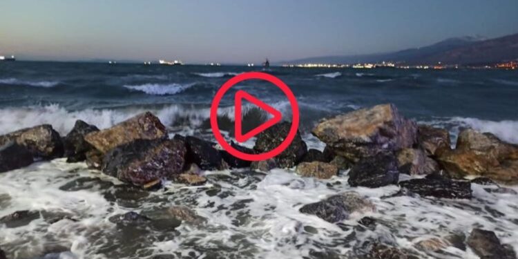 Depremin ardından İskenderun'da deniz seviyesi yükseldi