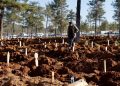 Depremin ardından cenazeler defnediliyor